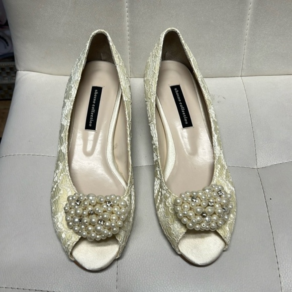 SHORAN collection size 8 white lace and pearl bling light heel shoe